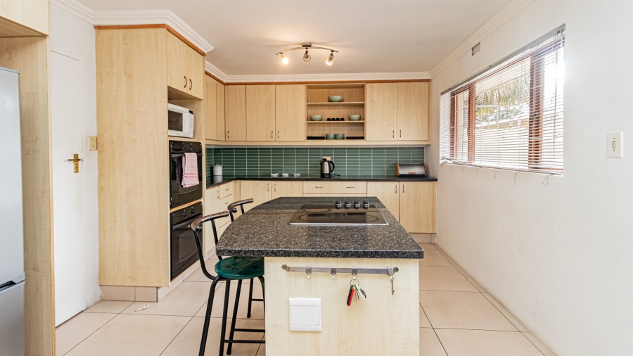 5 Bedroom Property for Sale in Sunnydale Western Cape